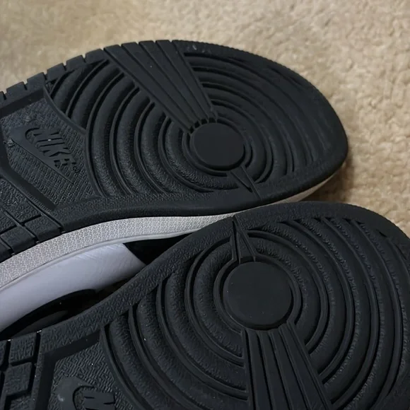 Nike Air Jordan 1 High OG in Red and Black womens - Picture 8 of 8